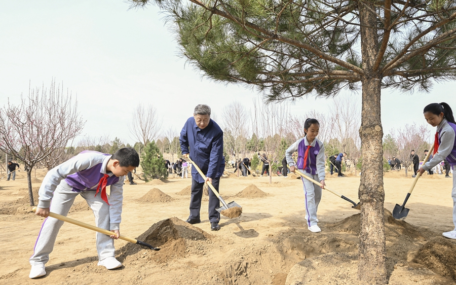 3月30日,党和国家领导人习近平、李强、赵乐际、王沪宁、蔡奇、丁薛祥、李希等来到北京市昌平区百善镇参加首都义务植树活动。这是习近平同大家一起植树。